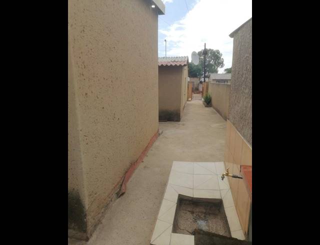 2 BEDROOM HOUSE FOR SALE IN MOLETSANE
